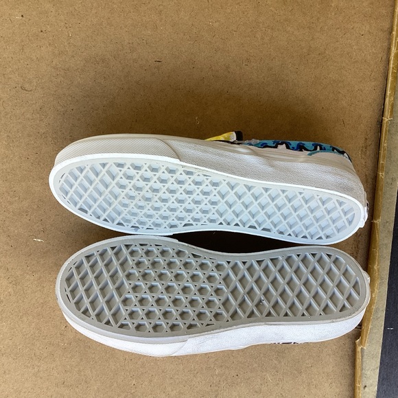 Vans NWOT white shoes with graffiti New York graphics, size 1 - Picture 11 of 11